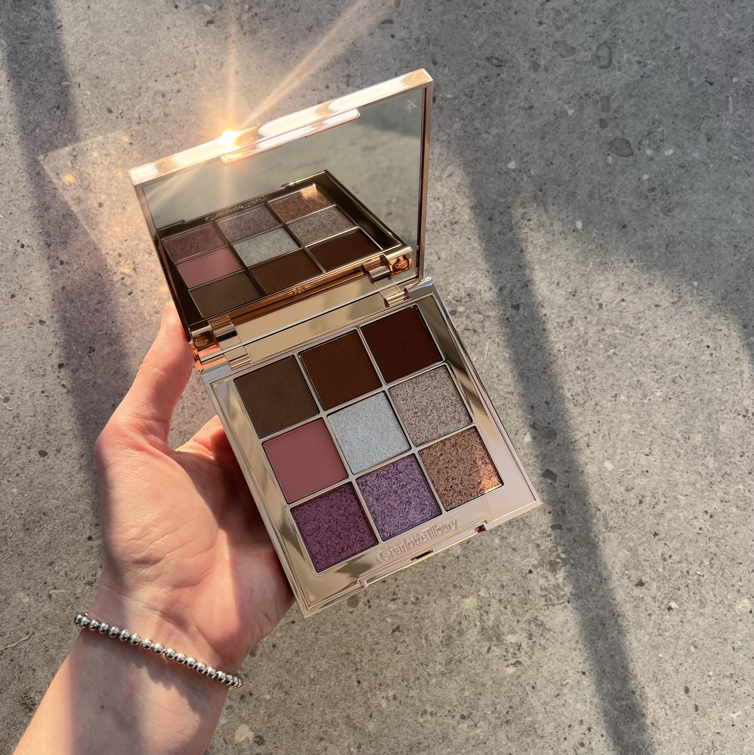 Палетка тіней Charlotte Tilbury The Beautyverse Palette - bene.in.ua