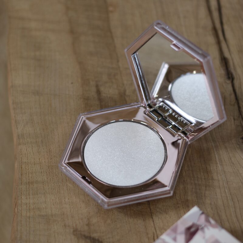 Хайлайтер Fenty Beauty Diamond Bomb All-over Veil у відтінку How Many Carats 8 г